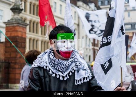 Unterstützer des WikiLeaks-Gründers Julian Assange halten einen „Night Carnaval“, um seine Freilassung aus dem Gefängnis, London, England, UK, zu fordern 01/02/2023 Stockfoto