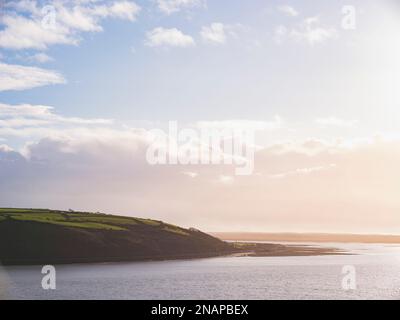 Allgemeiner Blick über die Carmarthen Bay von Llansteffan mit Blick auf Ferryside und St. Ishmael an einem sonnigen Tag. Stockfoto