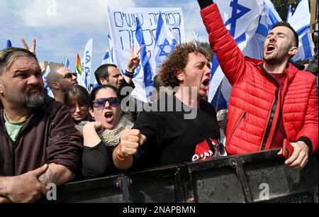 Jerusalem, Israel. 13. Februar 2023. Am Montag, den 13. Februar 2023, in Jerusalem protestieren Israelis außerhalb der Knesset, dem Parlament, gegen die Justizreformen von Ministerpräsident Benjamin Netanjahu, die die Demokratie bedrohen. Mehr als 90.000 haben sich versammelt, um zu demonstrieren. Foto von Debbie Hill/ Kredit: UPI/Alamy Live News Stockfoto