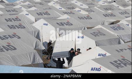 Kahramanmaras, Türkei. 12. Februar 2023. Ein Zeltlager für Erdbebenopfer. Kredit: Boris Roessler/dpa/Archiv/dpa/Alamy Live News Stockfoto