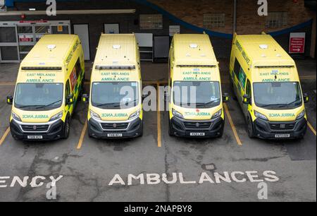 Krankenwagen uk vier Krankenwagen warten an der Unfall- und Notaufnahme Krankenhauseingang Queens Medical Centre Nottingham England GB Europa Stockfoto