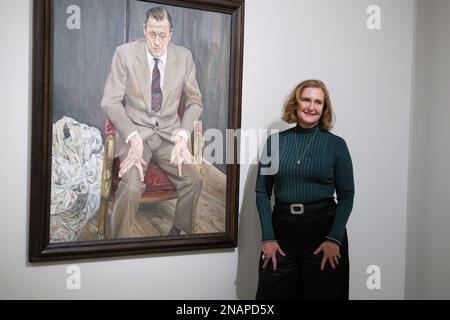 Francesca Thyssen-Bornemisza posiert neben dem Gemälde „man in a Stuhl (Portrait von Baron Thyssen)“ während der Präsentation der Lucian Freud-Ausstellung im Thyssen-Bornemisza-Museum in Madrid. Stockfoto