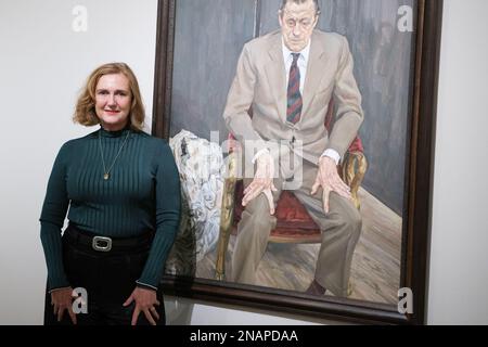 Francesca Thyssen-Bornemisza posiert neben dem Gemälde „man in a Stuhl (Portrait von Baron Thyssen)“ während der Präsentation der Lucian Freud-Ausstellung im Thyssen-Bornemisza-Museum in Madrid. Stockfoto