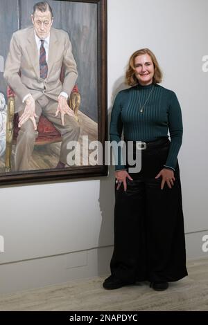 Madrid, Spanien. 13. Februar 2023. Francesca Thyssen-Bornemisza posiert neben dem Gemälde „man in a Stuhl (Portrait von Baron Thyssen)“ während der Präsentation der Lucian Freud-Ausstellung im Thyssen-Bornemisza-Museum in Madrid. Kredit: SOPA Images Limited/Alamy Live News Stockfoto