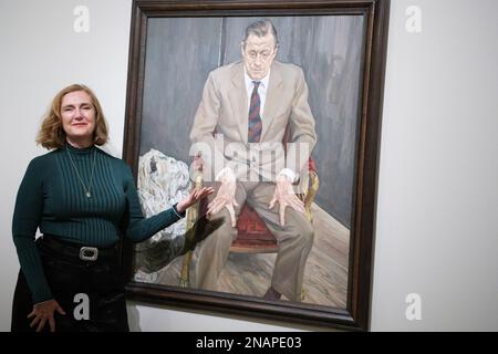 Madrid, Spanien. 13. Februar 2023. Francesca Thyssen-Bornemisza posiert neben dem Gemälde „man in a Stuhl (Portrait von Baron Thyssen)“ während der Präsentation der Lucian Freud-Ausstellung im Thyssen-Bornemisza-Museum in Madrid. Kredit: SOPA Images Limited/Alamy Live News Stockfoto