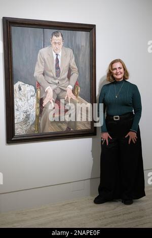 Madrid, Spanien. 13. Februar 2023. Francesca Thyssen-Bornemisza posiert neben dem Gemälde „man in a Stuhl (Portrait von Baron Thyssen)“ während der Präsentation der Lucian Freud-Ausstellung im Thyssen-Bornemisza-Museum in Madrid. Kredit: SOPA Images Limited/Alamy Live News Stockfoto