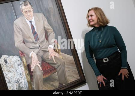 Madrid, Spanien. 13. Februar 2023. Francesca Thyssen-Bornemisza posiert neben dem Gemälde „man in a Stuhl (Portrait von Baron Thyssen)“ während der Präsentation der Lucian Freud-Ausstellung im Thyssen-Bornemisza-Museum in Madrid. Kredit: SOPA Images Limited/Alamy Live News Stockfoto