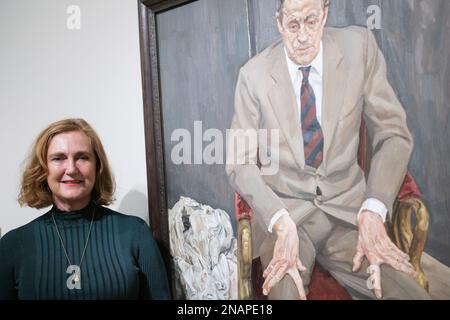 Madrid, Spanien. 13. Februar 2023. Francesca Thyssen-Bornemisza posiert neben dem Gemälde „man in a Stuhl (Portrait von Baron Thyssen)“ während der Präsentation der Lucian Freud-Ausstellung im Thyssen-Bornemisza-Museum in Madrid. Kredit: SOPA Images Limited/Alamy Live News Stockfoto