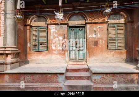 Tür und Holzläden vor einem Gebäude am Straßenrand in Fariapukur, Shyam Bazar, einem Vorort von Kalkutta, Westbengalen, Indien Stockfoto