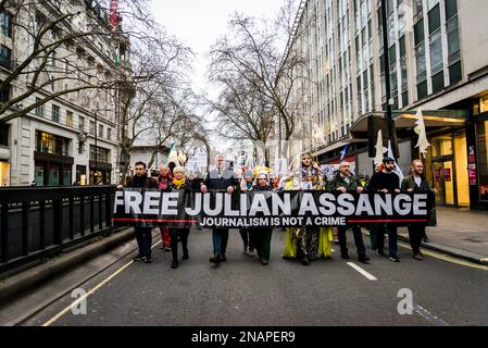 Unterstützer des WikiLeaks-Gründers Julian Assange halten einen „Night Carnaval“, um seine Freilassung aus dem Gefängnis, London, England, UK, zu fordern 01/02/2023 Stockfoto