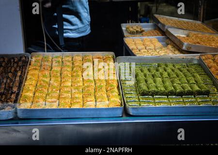 Bild von Baklava zum Verkauf in einem Geschäft im Stadtzentrum von Istanbul, Türkei. Baklava ist ein mehrschichtiges Gebäck-Dessert aus Filo-Gebäck, gefüllt mit Cho Stockfoto