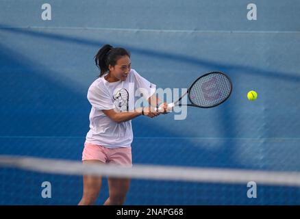 (230213) -- DOHA, 13. Februar 2023 (Xinhua) -- Zheng Qinwen aus China nimmt an einer Schulung im Vorfeld der WTA500. Qatar Open 2023 in Doha, Katar, 13. Februar 2023 Teil. (Foto: Nikku/Xinhua) Stockfoto