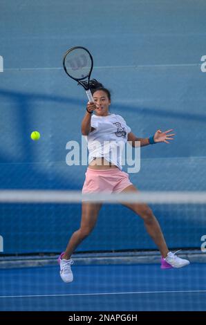 (230213) -- DOHA, 13. Februar 2023 (Xinhua) -- Zheng Qinwen aus China nimmt an einer Schulung im Vorfeld der WTA500. Qatar Open 2023 in Doha, Katar, 13. Februar 2023 Teil. (Foto: Nikku/Xinhua) Stockfoto