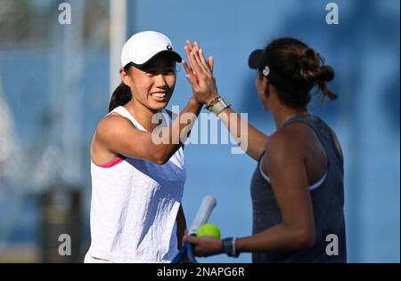 (230213) -- DOHA, 13. Februar 2023 (Xinhua) -- Zhang Shuai (L) aus China klatscht mit Giuliana Olmos aus Mexiko während einer Trainingssitzung der WTA500. Qatar Open 2023 in Doha, Katar, 13. Februar 2023. (Foto: Nikku/Xinhua) Stockfoto