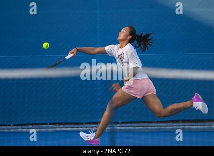 (230213) -- DOHA, 13. Februar 2023 (Xinhua) -- Zheng Qinwen aus China nimmt an einer Schulung im Vorfeld der WTA500. Qatar Open 2023 in Doha, Katar, 13. Februar 2023 Teil. (Foto: Nikku/Xinhua) Stockfoto