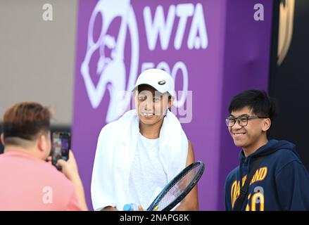 (230213) -- DOHA, 13. Februar 2023 (Xinhua) -- Zhang Shuai (C) aus China stellt Fotos mit einem Fan nach einem Training vor dem WTA500. Qatar Open 2023 in Doha, Katar, 13. Februar 2023. (Foto: Nikku/Xinhua) Stockfoto