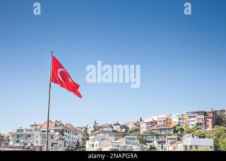 Bild der offiziellen türkischen Flagge, die in einer windigen Umgebung gehisst wird. Die Nationalflagge der Türkei, offiziell die türkische Flagge, ist eine rote Flagge mit Stockfoto