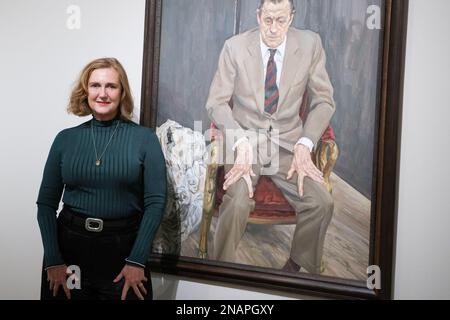 Francesca Thyssen-Bornemisza posiert neben dem Gemälde „man in a Stuhl (Portrait von Baron Thyssen)“ während der Präsentation der Lucian Freud-Ausstellung im Thyssen-Bornemisza-Museum in Madrid. (Foto: Atilano Garcia / SOPA Images / Sipa USA) Stockfoto