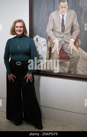 Francesca Thyssen-Bornemisza posiert neben dem Gemälde „man in a Stuhl (Portrait von Baron Thyssen)“ während der Präsentation der Lucian Freud-Ausstellung im Thyssen-Bornemisza-Museum in Madrid. (Foto: Atilano Garcia / SOPA Images / Sipa USA) Stockfoto