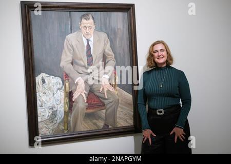 Francesca Thyssen-Bornemisza posiert neben dem Gemälde „man in a Stuhl (Portrait von Baron Thyssen)“ während der Präsentation der Lucian Freud-Ausstellung im Thyssen-Bornemisza-Museum in Madrid. (Foto: Atilano Garcia / SOPA Images / Sipa USA) Stockfoto