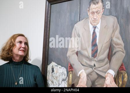 Francesca Thyssen-Bornemisza posiert neben dem Gemälde „man in a Stuhl (Portrait von Baron Thyssen)“ während der Präsentation der Lucian Freud-Ausstellung im Thyssen-Bornemisza-Museum in Madrid. (Foto: Atilano Garcia / SOPA Images / Sipa USA) Stockfoto