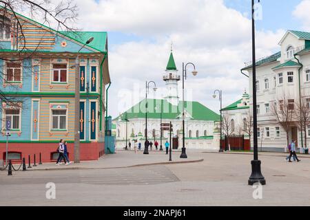 Kasan, Russland - 6. Mai 2022: Blick auf die kasanische Straße mit einfachen Menschen in Tatar Sloboda. Die Marcani-Moschee ist im Hintergrund. Die Erste Kathedrale Mosqu Stockfoto