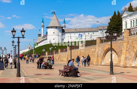 Kasan, Russland - 7. Mai 2022: Bauman Street ist eine Fußgängerzone in Kasan, der Hauptstadt von Tatarstan. Foto mit Blick auf die Straße, aufgenommen an einem sonnigen Tag, normal Stockfoto