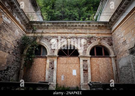 Bild eines verlassenen, verfallenen Gebäudes in Ruine, das zur Kureinrichtung von Baile herculane in Rumänien gehört. Baile Herculane ist eine Kurstadt in Rom Stockfoto