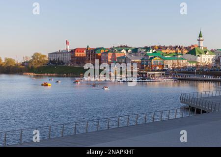 Kasan, Russland - 7. Mai 2022: Blick auf die alte Tatar-Sloboda-Straße mit alten hölzernen Wohnhäusern an der Küste des Kabansees Stockfoto