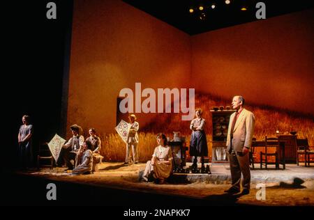 l-r: Rosaleen Linehan (Kate), Stephen Dillane (Gerry), Brid Ni Neachtain (Rose), Brid Brennan (Agnes), Alec McCowen (Jack), Catherine Byrne (Chris), Anita Reeves (Maggie), Gerard McSorley (Michael) in DANCING AT LUGHNASA von Brian Friel im Lyttelton Theatre, National Theatre (NT), London SE1 15/10/1990 an Abbey Theatre Dublin Produktionsdesign: Joe Vanek Beleuchtung: Trevor Dawson Regisseur: Patrick Mason Stockfoto