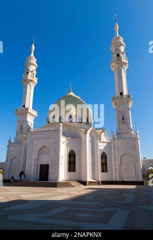 Bolgar, Russland - 8. Mai 2022: Menschen befinden sich in der Nähe der Weißen Moschee des Bolgar State Historical and Architectural Museum-Reserve. Bezirk Spassky, Repu Stockfoto