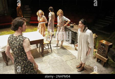 l-r: Michelle Fairley (Kate), Peter McDonald (Michael), Simone Kirby (Rose), Susan Lynch (Agnes - abgewandt), Niamh Cusack (Maggie), Andrea Corr (Chris) in DANCING AT LUGHNASA von Brian Friel im Old Vic Theatre, London SE1 05/03/2009 Design: Paulez Brotherston Beleuchtungsdirektor: Anna Mackle Constable Stockfoto