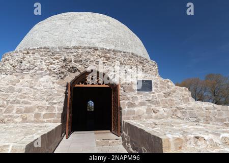 Bolgar, Russland - 9. Mai 2022: Denkmal der Architektur, nördliches Mausoleum, Klosterkeller. Historisches und architektonisches Museum - Reservat von Bolgar. T Stockfoto