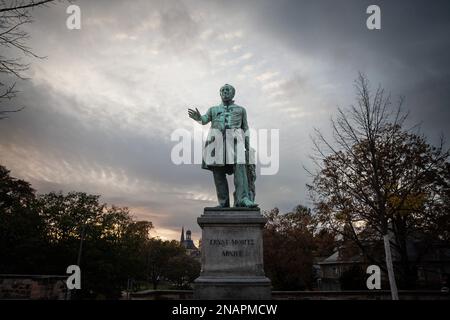 Bild der Arndt-Statue in Bonn. Das Arndt-Denkmal ist eine große Bronzestatue von Ernst Moritz Arndt, die auf dem Alt Zoll in Bonn steht. ICH Stockfoto