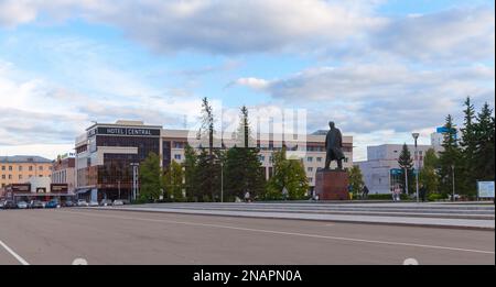 Barnaul, Russland - 17. August 2022: Straßenblick auf Barnaul mit Hotel Central und Lenin-Denkmal Stockfoto