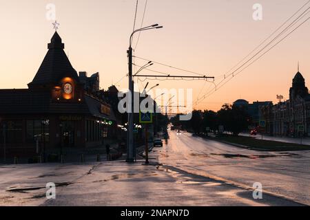 Barnaul, Russland - 17. August 2022: Straßenblick auf Barnaul, Lenin Avenue bei Nacht. Altes Basar-Gebäude Stockfoto