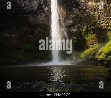 Wasserteich am Fuße des Pakoka River, der den Bridal Veil Falls hinunterfällt, umgeben von üppiger grüner Natur im Waireinga Scenic Reserve, Ragl Stockfoto