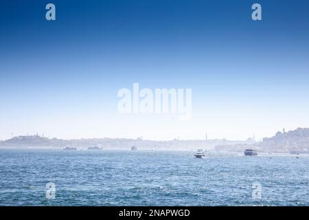 Foto des Bosporus direkt in Istanbul, Türkei, mit Luxusyachten, sowie Schiffen und Fähren. Stockfoto