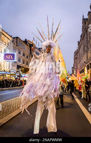 Die Anhänger von WikiLeaks, Gründer Julian Assange, imitieren die Freiheitsstatue mit einer Waage der Gerechtigkeit und fordern seine Verwandten mit einem „Night Carnaval“ Stockfoto