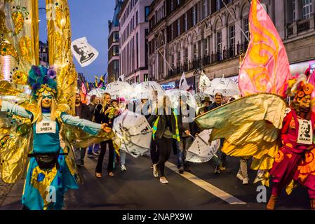 Unterstützer des WikiLeaks-Gründers Julian Assange halten einen „Night Carnaval“, um seine Freilassung aus dem Gefängnis, London, England, UK, zu fordern 01/02/2023 Stockfoto