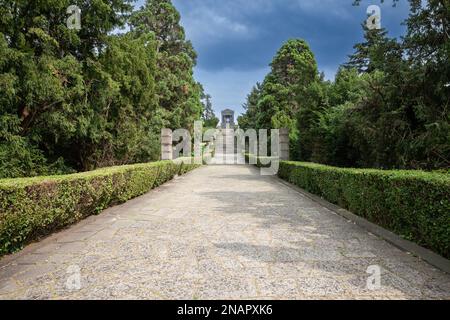 Bild des Denkmals des unbekannten Helden auf dem Berg Avala in belgrad, Serbien. Das Denkmal für den unbekannten Helden ist ein Denkmal des Ersten Weltkriegs Stockfoto