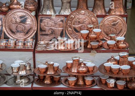 Bosnischer türkischer Kaffee serviert in osmanischen Kaffee Kupfergerichten namens Dzezva und Fildzan, sehr traditionelle Art, Kaffee zu genießen Stockfoto