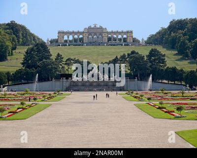 La Gloriette an einem sonnigen Tag vom Schloss Schönbrunn in Wien (Österreich) aus gesehen Stockfoto