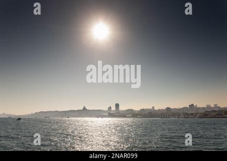 Bild des Panoramas auf die Skyline von Istanbul vom bosporus aus. istanbul ist die größte Stadt der Türkei und dient als wirtschaftliche, Stockfoto