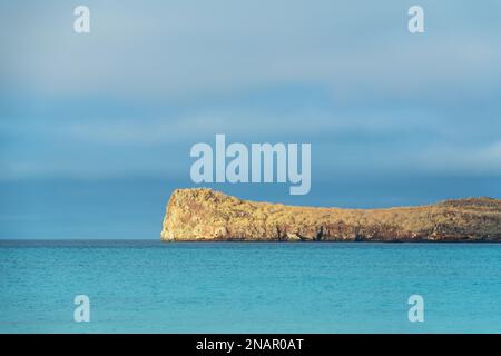 Espanola Insellandschaft mit türkisfarbenem Wasser im Pazifischen Ozean bei Sonnenuntergang, Gardner Bay Strand, Galapagos, Ecuador. Stockfoto