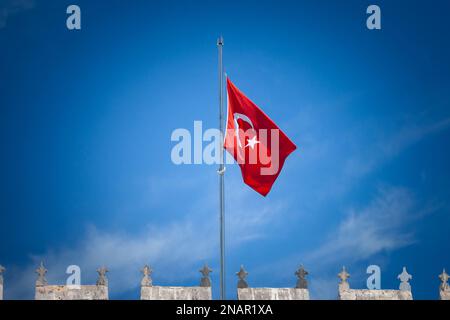 Bild der offiziellen türkischen Flagge, die in einer windigen Umgebung gehisst wird. Die Nationalflagge der Türkei, offiziell die türkische Flagge, ist eine rote Flagge mit Stockfoto