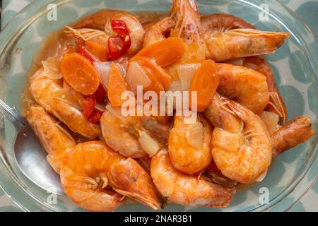 Garnelen mit Gemüse in einem Glasgericht von oben gesehen. Stockfoto