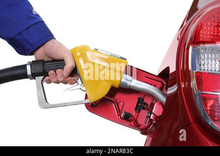 Arbeiter betankt Auto mit Benzin auf weißem Hintergrund, Nahaufnahme. Tankstelle Stockfoto