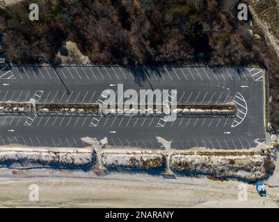 Ein Luftbild des leeren Parkplatzes in New York an einem sonnigen Wintertag Stockfoto