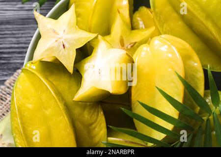 Köstliche Karambola-Früchte auf schwarzem Tisch, Nahaufnahme Stockfoto